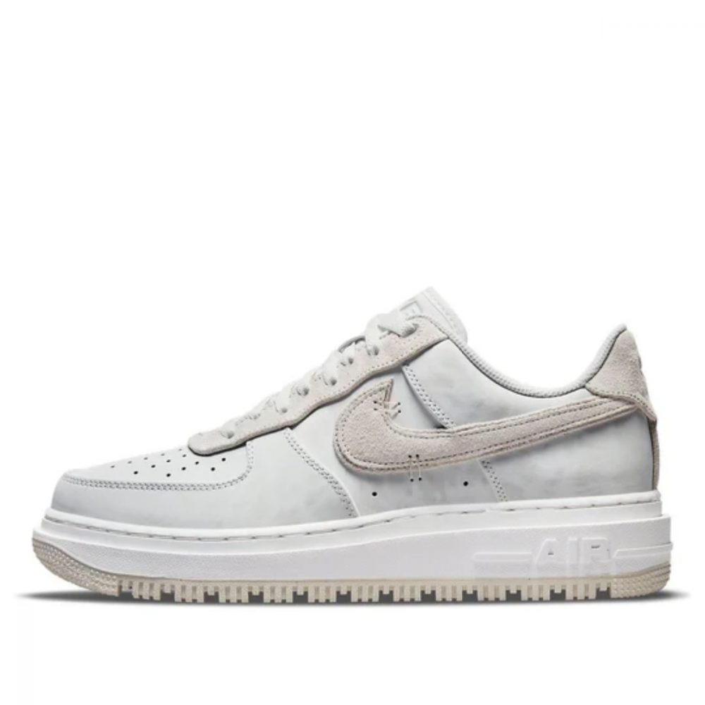 Giày Nike Air Force 1 Luxe ‘Triple White’ DD9605-100